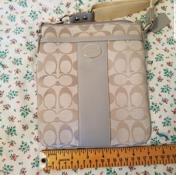 New Coach Legacy Signature Swingpack - Picture 2 of 12